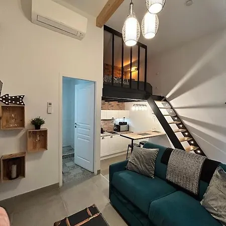 Charming Duplex - Centre Apartment